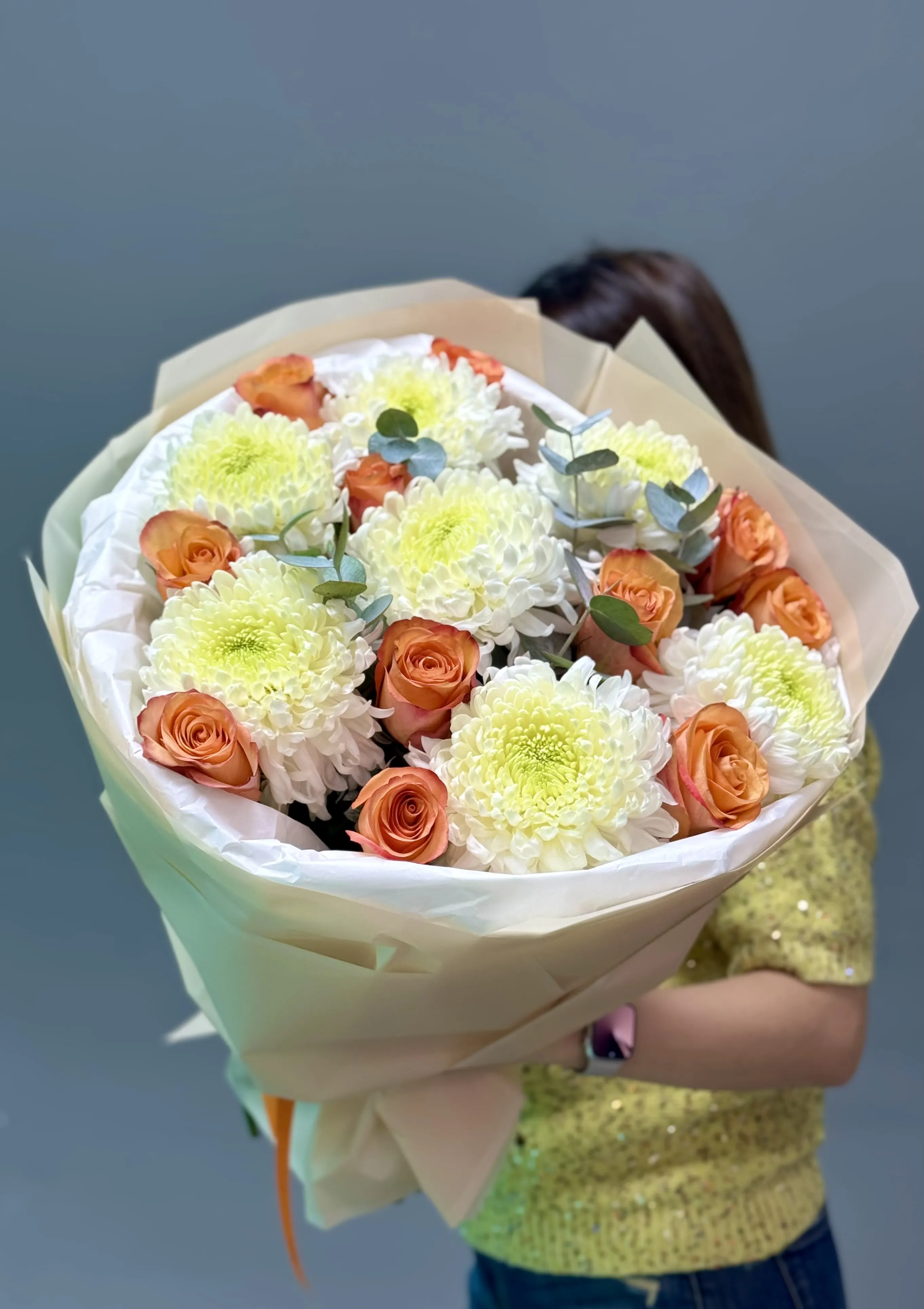 Ağ Xrizantema ilə Qızılgül buketi