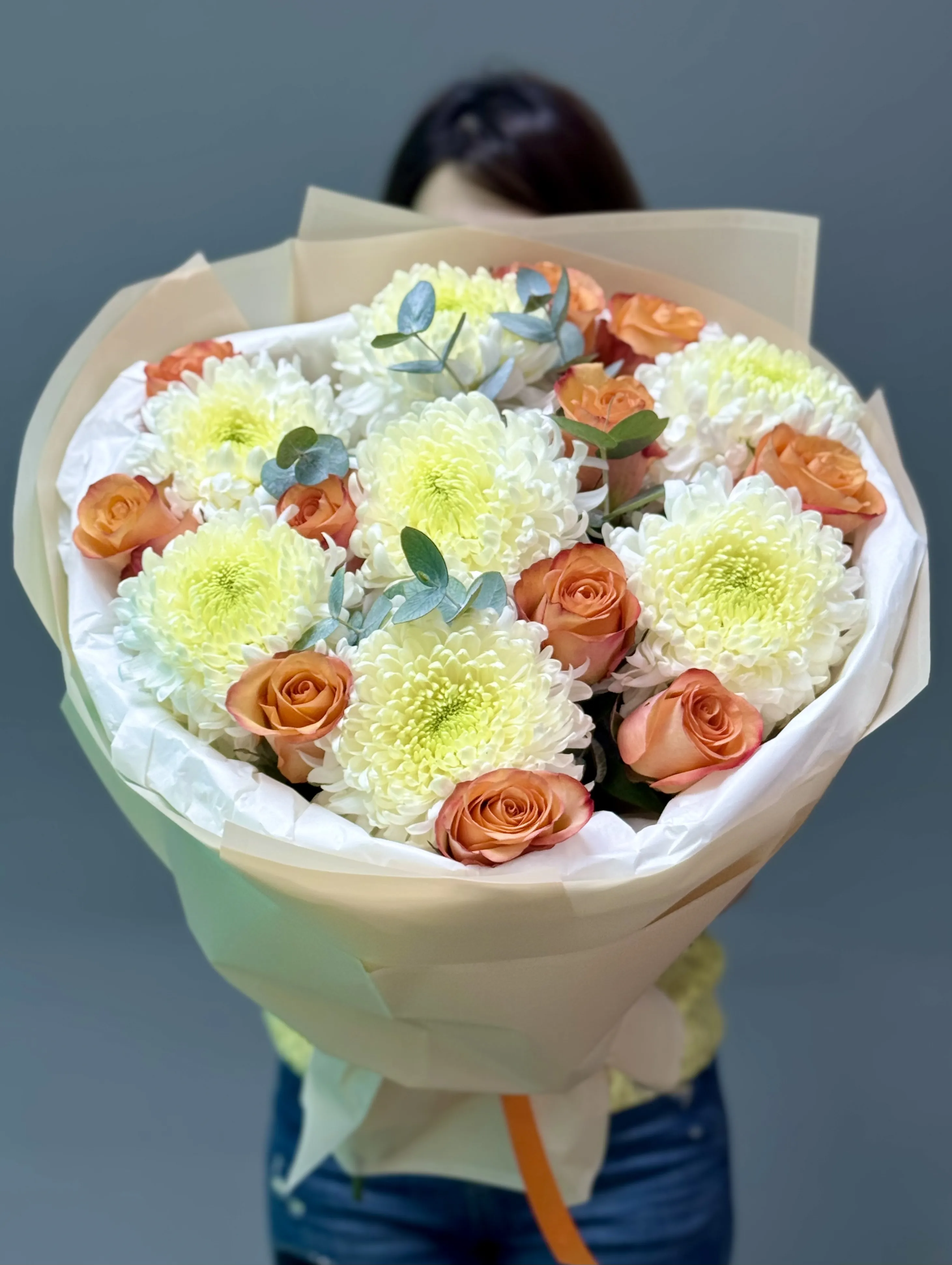 Ağ Xrizantema ilə Qızılgül buketi