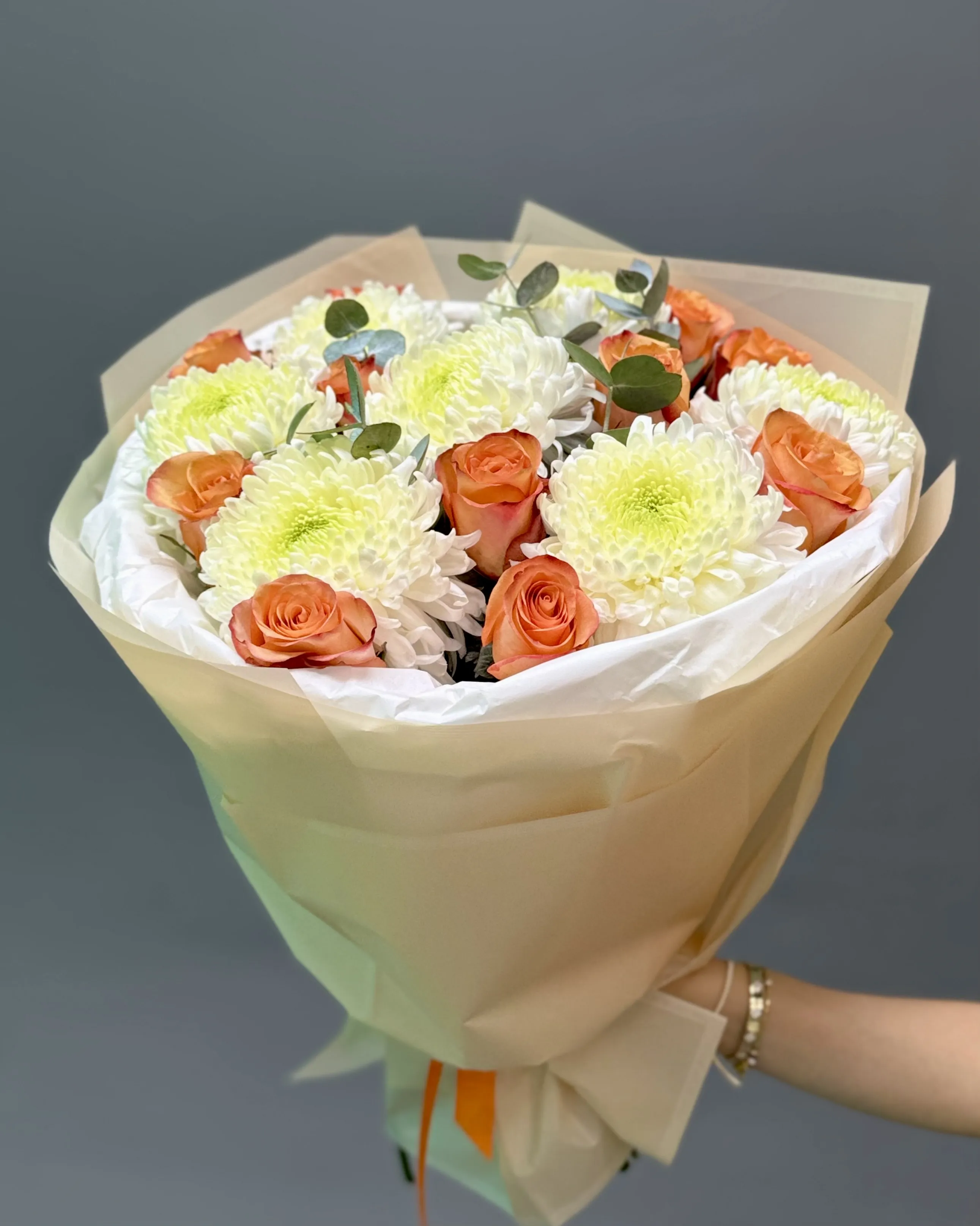 Ağ Xrizantema ilə Qızılgül buketi