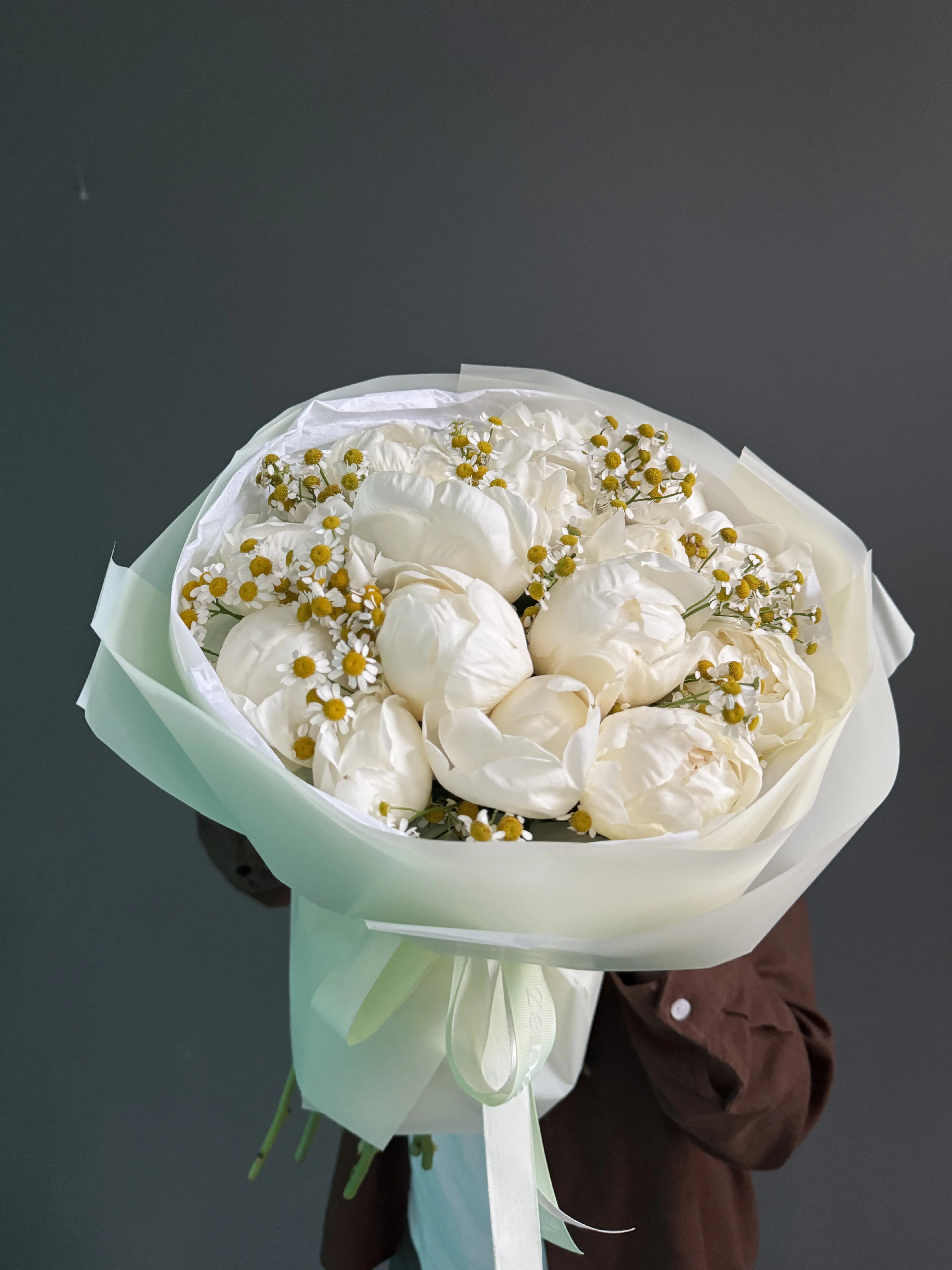 Pion Lalələr və Çobanyastığı Buketi