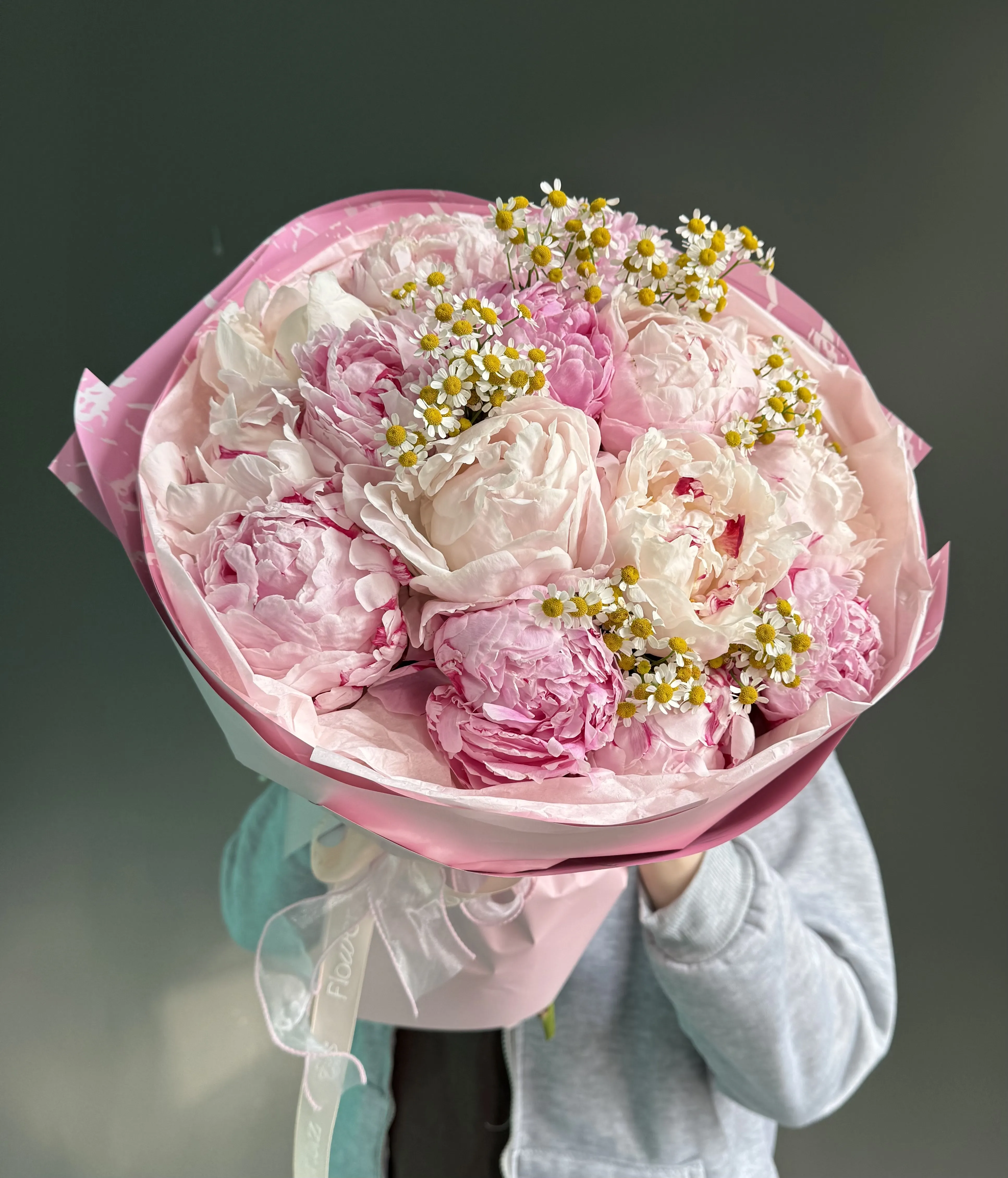 Çəhrayı Pionlar və Çobanyastığı Buketi