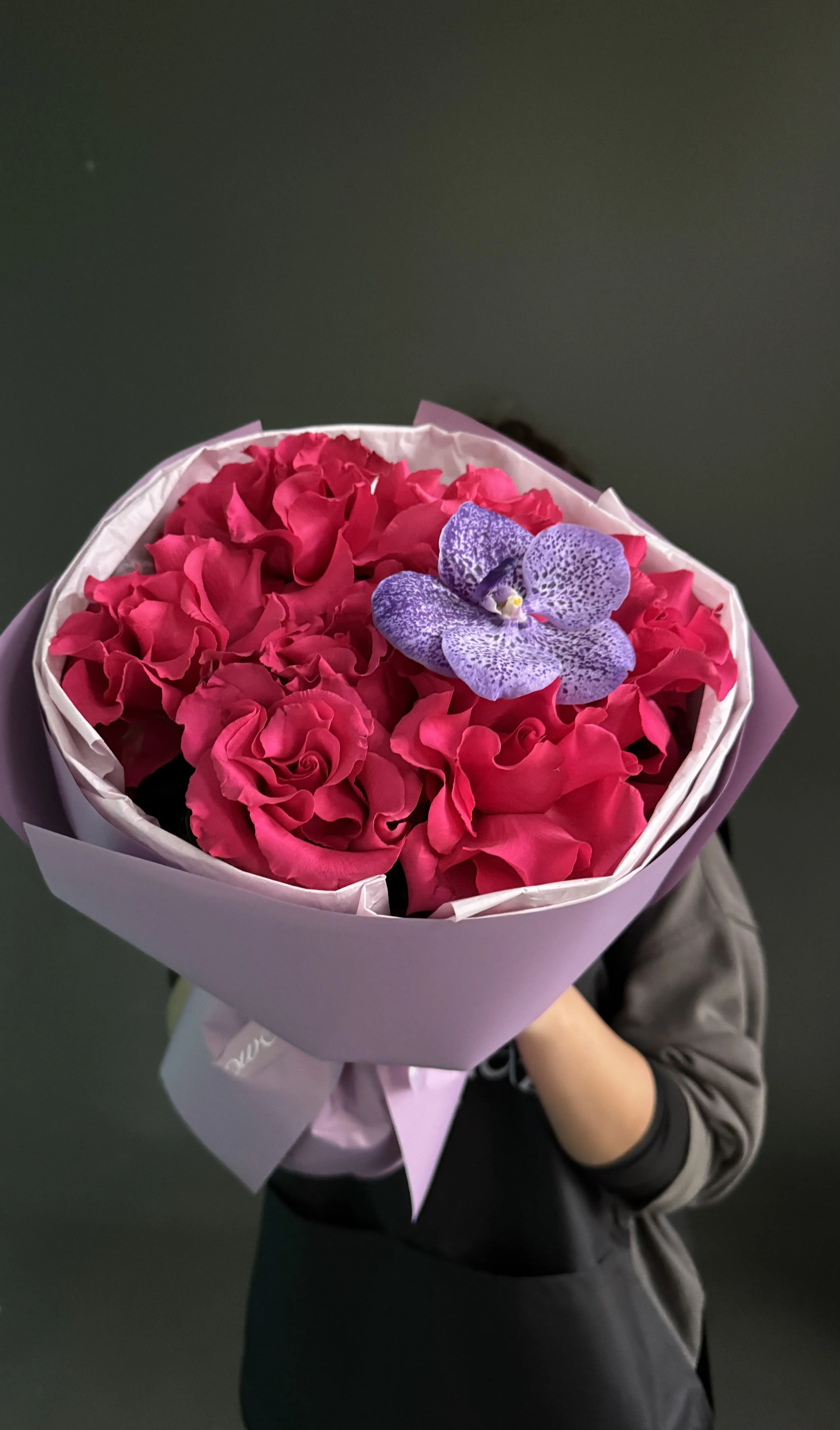 Fuşya Parıltısı — Gül və Vanda Orxideyası Buketi