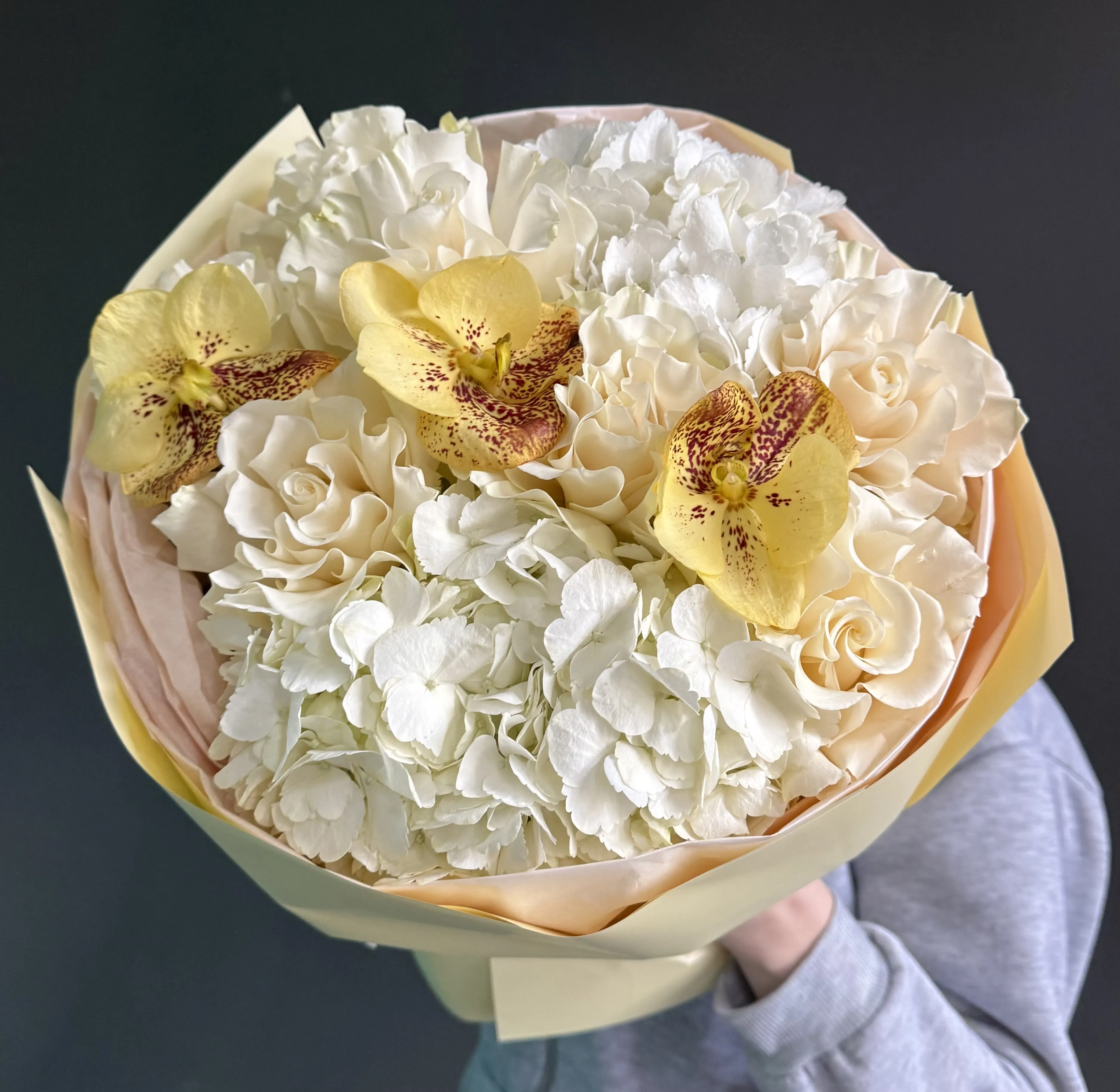 İşıq Simfoniyası — Ağ Hidrangea, Krem Gül və Sarı Orxideya Buketi
