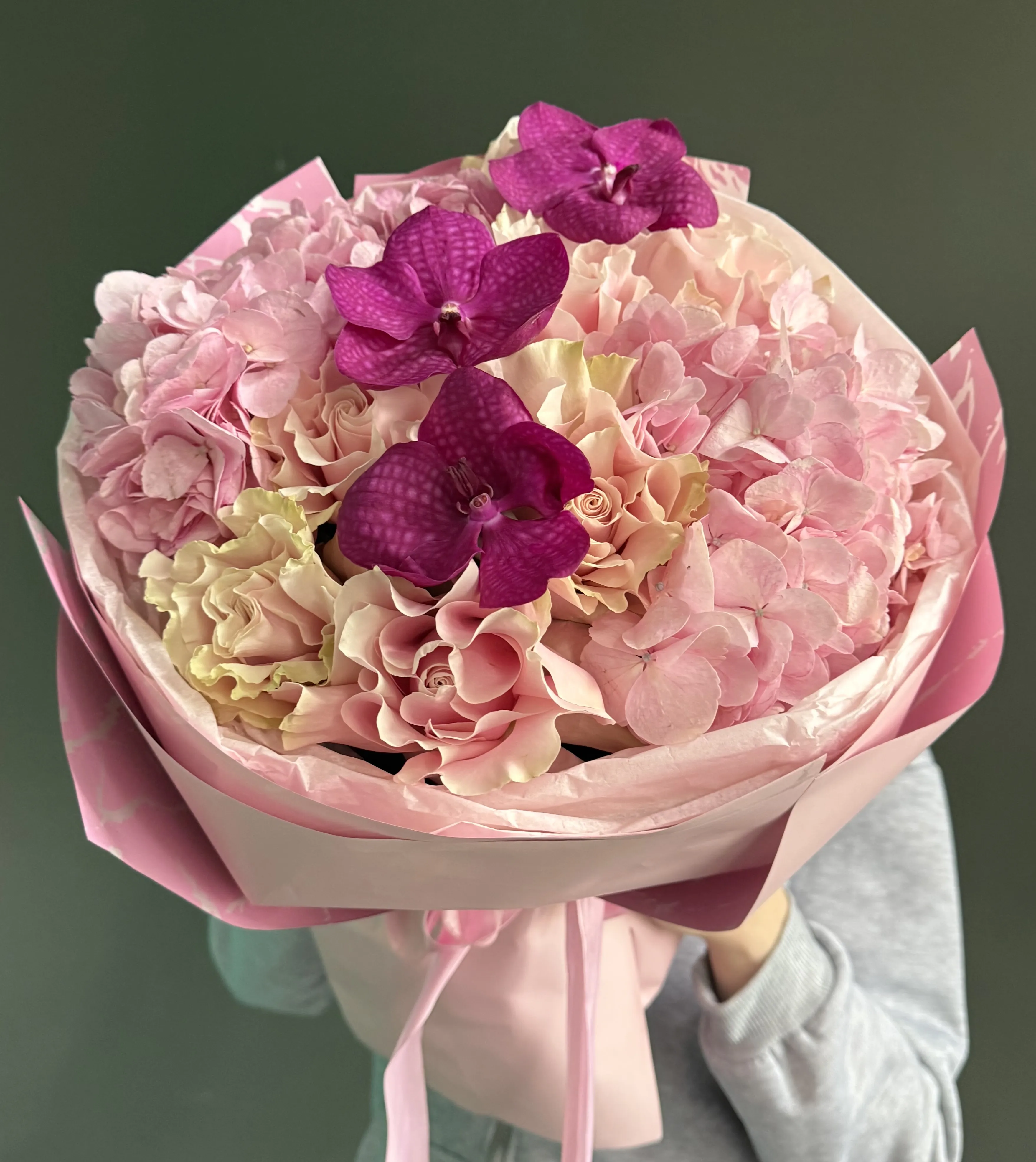 Çəhrayı Romantika — Hidrangea, Gül və Fuşya Vanda Orxideyası Buketi