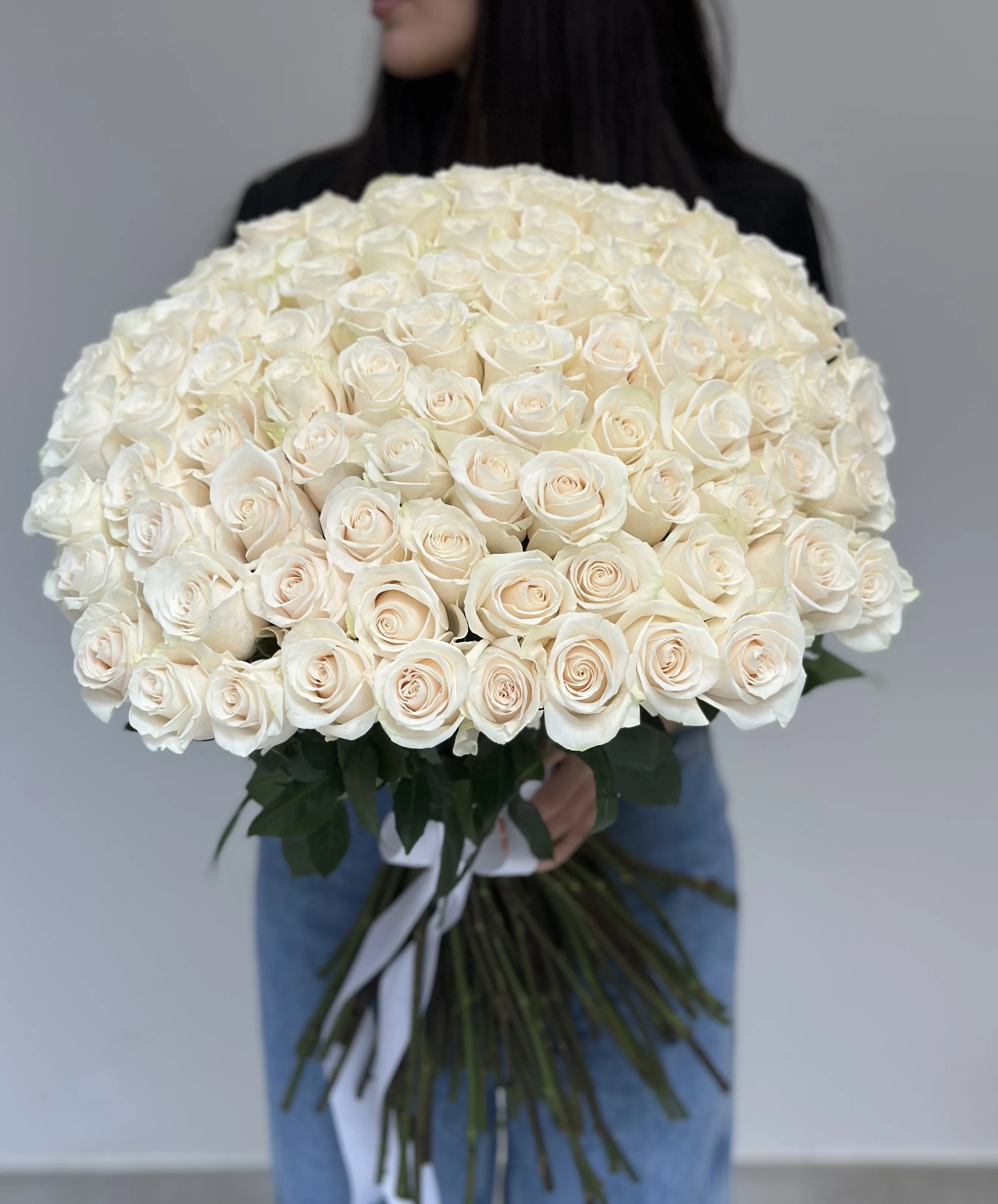 101 Ağ Ekvador Gülü Buketi